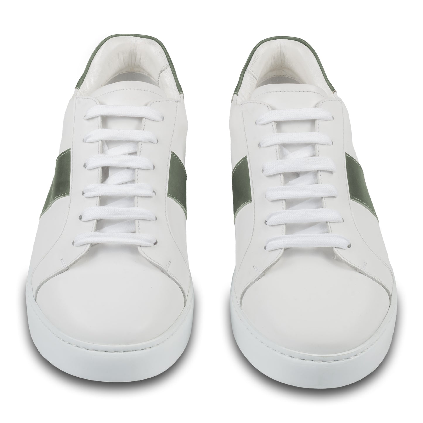 Brecos Herren Kalbsleder Sneaker in weiß mit grün. Leichte, weiße Gummisohle. Handgefertigt in Italien. Paarweise Ansicht von vorne.