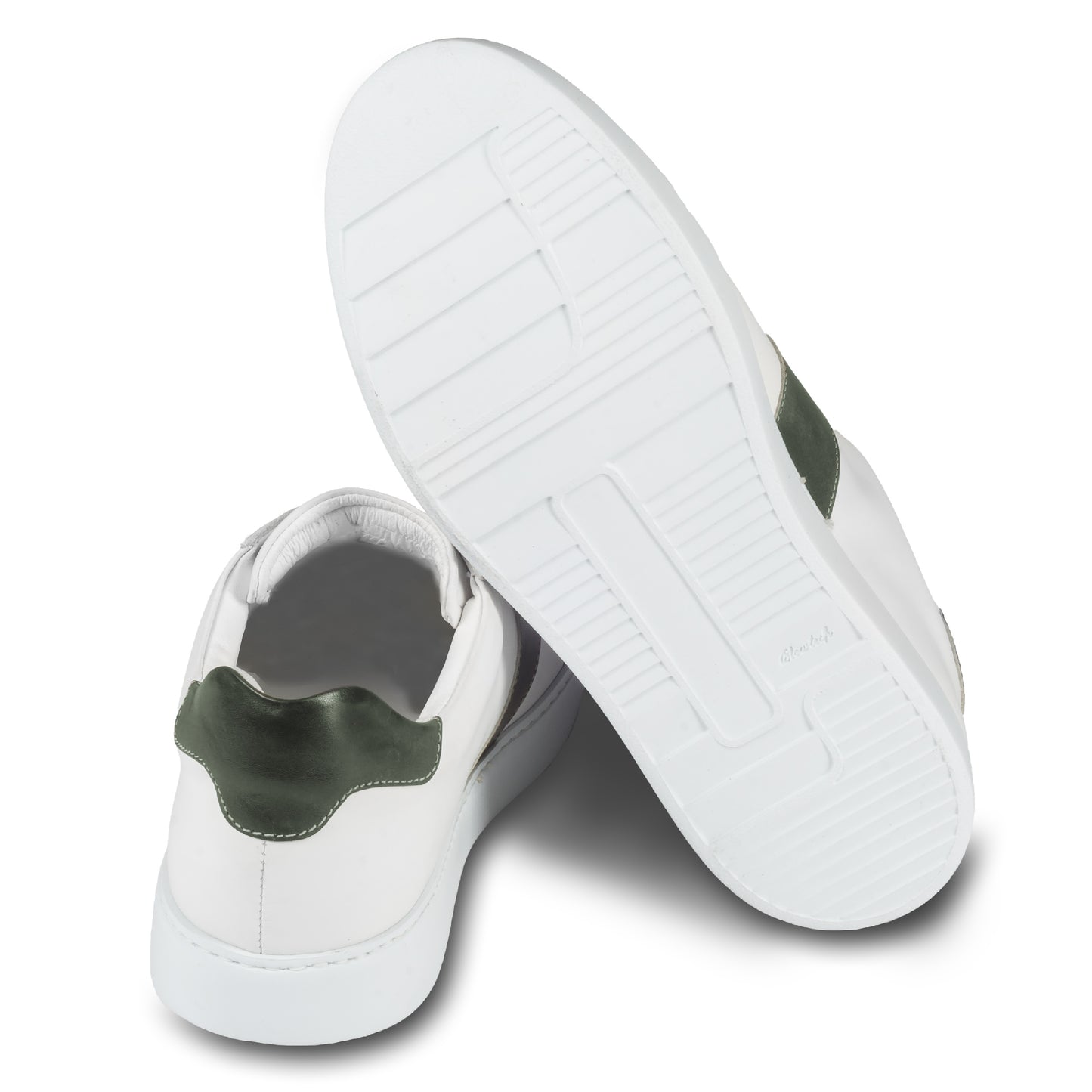 Brecos Herren Kalbsleder Sneaker in weiß mit grün. Leichte, weiße Gummisohle. Handgefertigt in Italien. Ansicht der Ferse und Sohlenunterseite.
