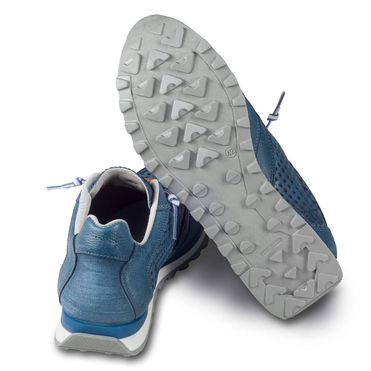 CETTI Herren Sommer Leder Sneaker, Modell „C848“ in türkis blau (used tin indigo). Perforiertes Leder. Made in Spain. Ansicht der Ferse und Sohlenunterseite.