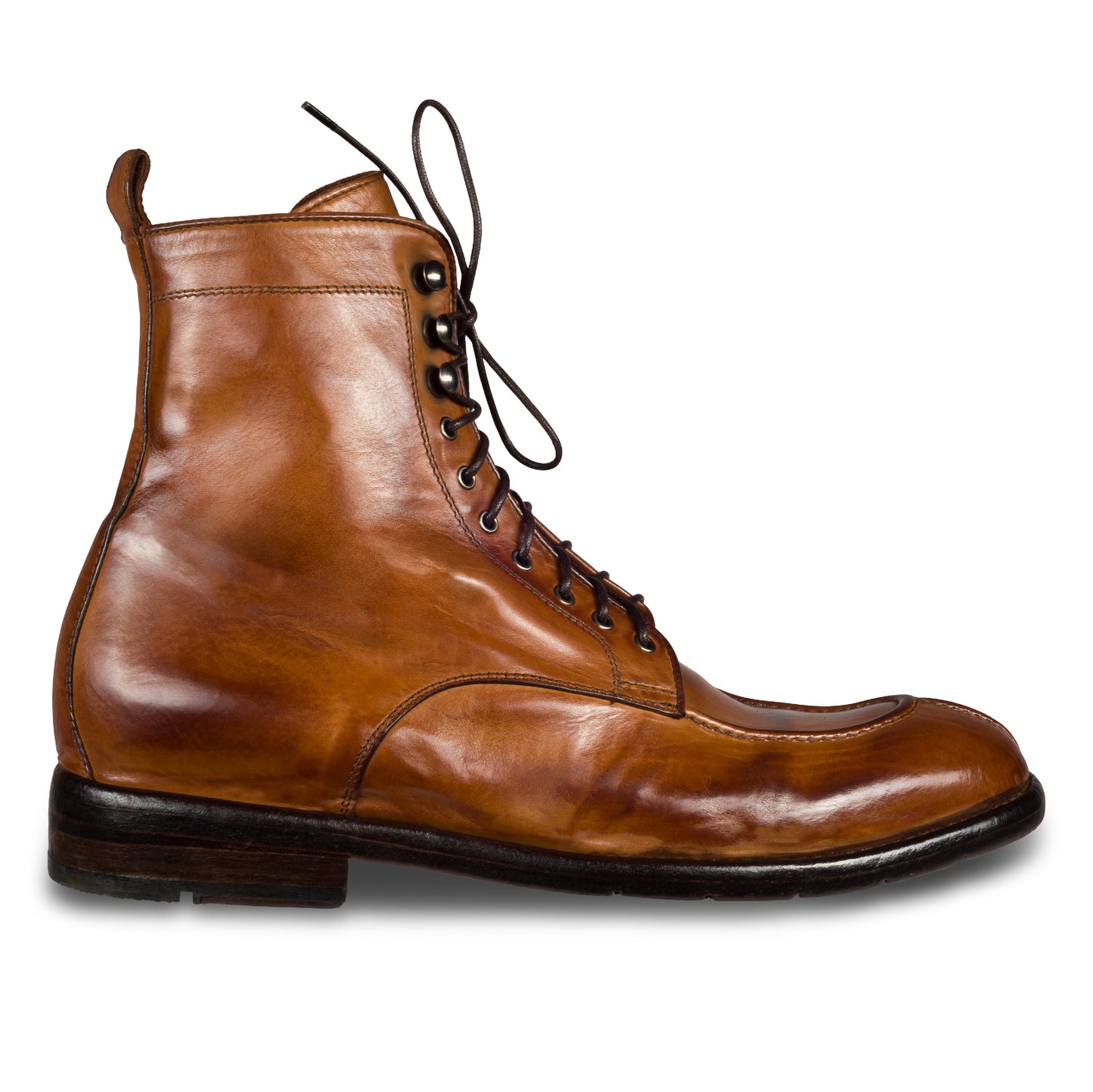 LEMARGO Herren Schnür-Boots in cognak braun. Kalbsleder im stone-washed-Verfahren auf used-Look bearbeitet. Mit Reißverschluß. Handgefertigt und Durchgenäht. Ansicht der Außenseite rechter Schuh.