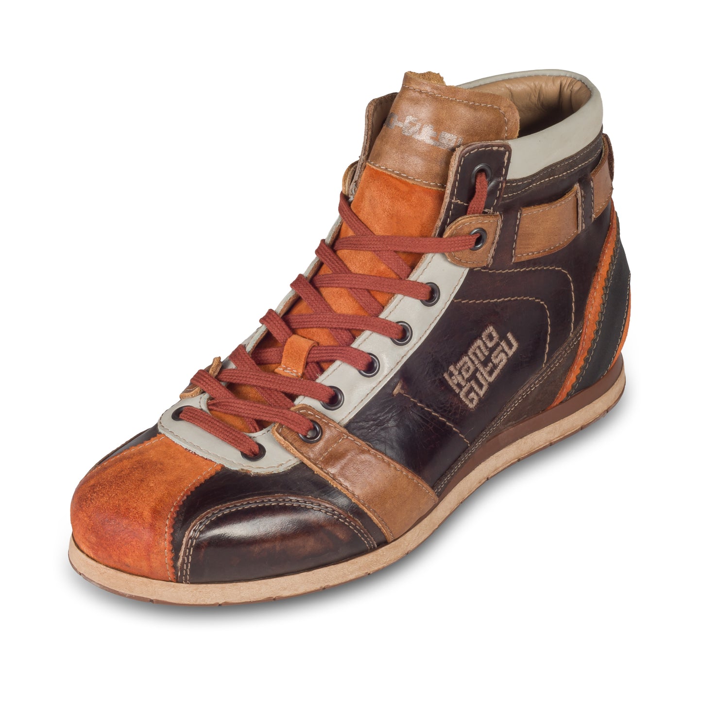 Kamo-Gutsu Sneaker-Stiefel Herren in braun mit orange (TIFO-112 arancio caffe). Aus Kalbsleder stonewashed. Handgefertigt Made in Italy. Schräge Ansicht linker Schuh.