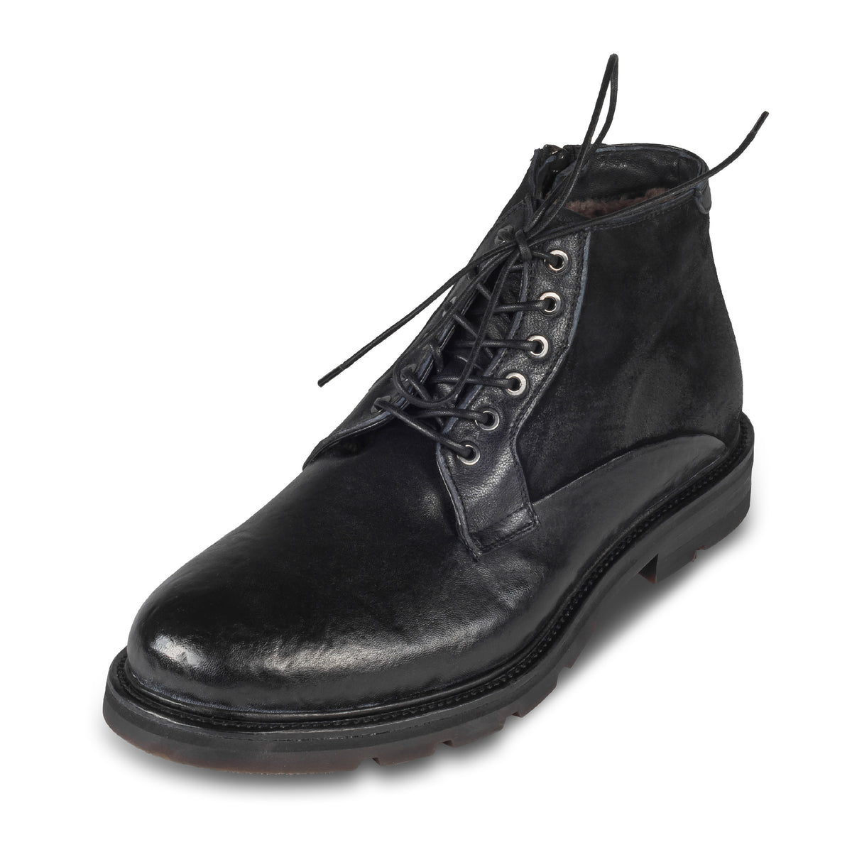 LORENZI Winterstiefelette Herren mit Lammfell & Reißverschluß. Schwarzes Glattleder mit Wildleder. Handgefertigt / durchgenäht in Italien. Schräge Ansicht linker Schuh