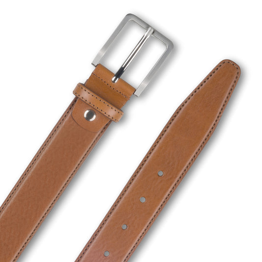 Anzuggürtel Rindleder, mittelbraun/cognac, 3.5 cm breit, Schließe silber. Detailansicht Schließe und Gürtelende mit Löchern. Bei SISENTO