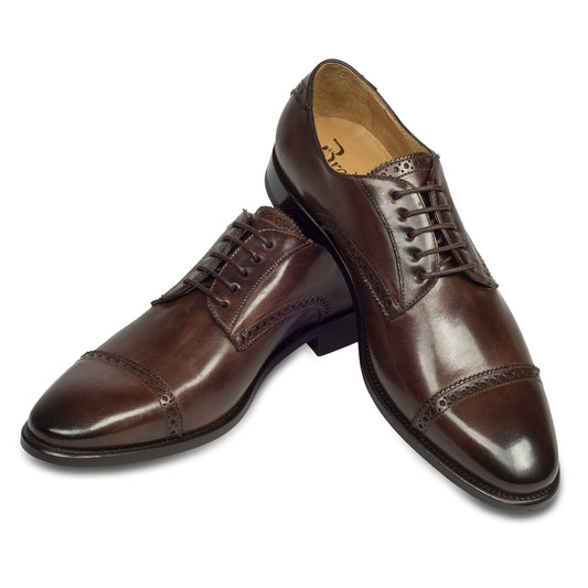 BRECOS Anzugschuhe | Quarter-Brogue Derby dunkelbraun, Kalbsleder. Ansicht paarweise überkreuzt