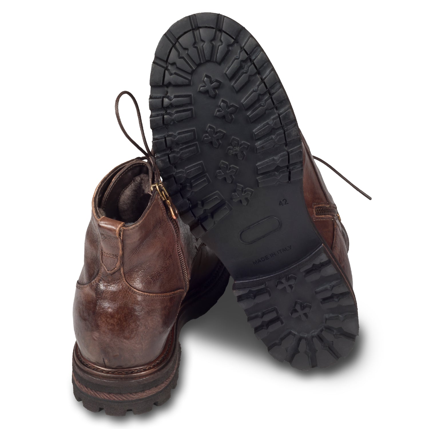 BRECOS Herren Schnür-Boots mit Lammfell, aus Büffel-Leder im stone-washed-Verfahren auf used-Look bearbeitet. In dunkel braun mit Reißverschluß. Handgefertigt und Durchgenäht. Ansicht der Ferse und Sohlenunterseite