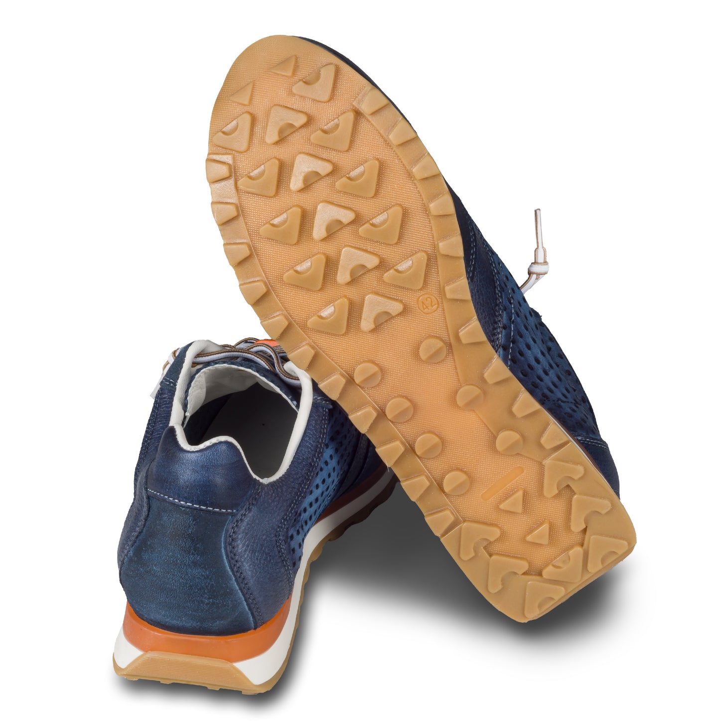 CETTI Herren Sommer Leder Sneaker, Modell „C848“ in dunkel blau (used tin navy). Perforiertes Leder. Made in Spain. Ansicht Ferse und Sohlenunterseite.