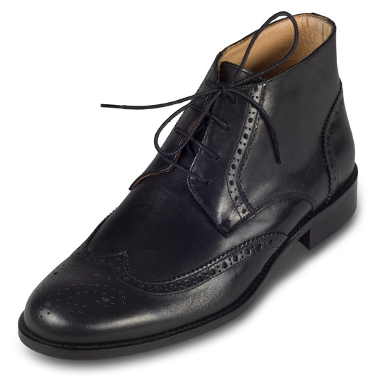 Exton Herren Budapester Stiefelette in schwarz, knöchelhoch. Aus hochwertigem Kalbsleder handgefertigt. Schräge Ansicht linker Schuh.