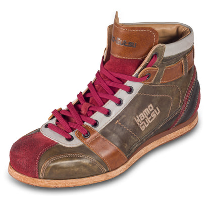 Kamo-Gutsu Sneaker-Stiefel Herren in grün mit rot und braun (TIFO-112 rosso foresta). Aus Kalbsleder stonewashed. Handgefertigt Made in Italy. Schräge Ansicht linker Schuh.