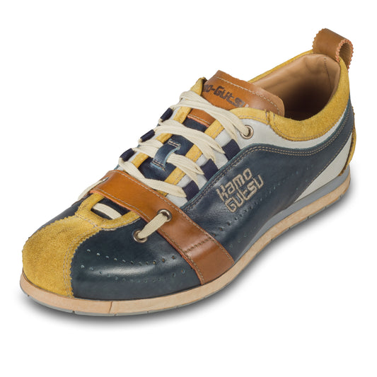 Kamo-Gutsu Sneaker Herren in blau-gelb (TIFO-017 giallo/navy). Aus Kalbsleder stonewashed. Handgefertigt Made in Italy. Schräge Ansicht linker Schuh.