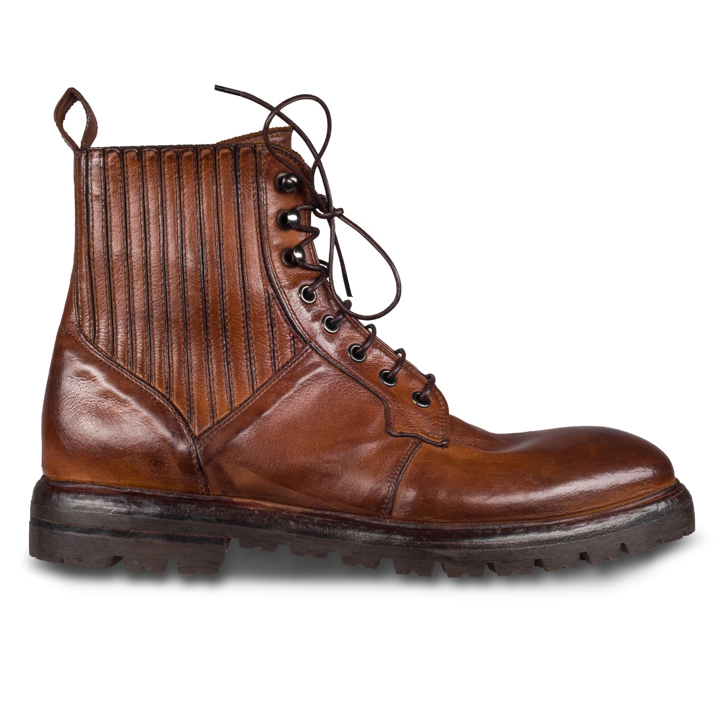 LEMARGO – Italienische Herren Schnürboots in cognac braun, mit elastischem Schaft. Aus Kalbsleder mit Gummi-Profilsohle. Handgefertigt und durchgenäht. Seitliche Ansicht der Außenseite rechter Schuh.