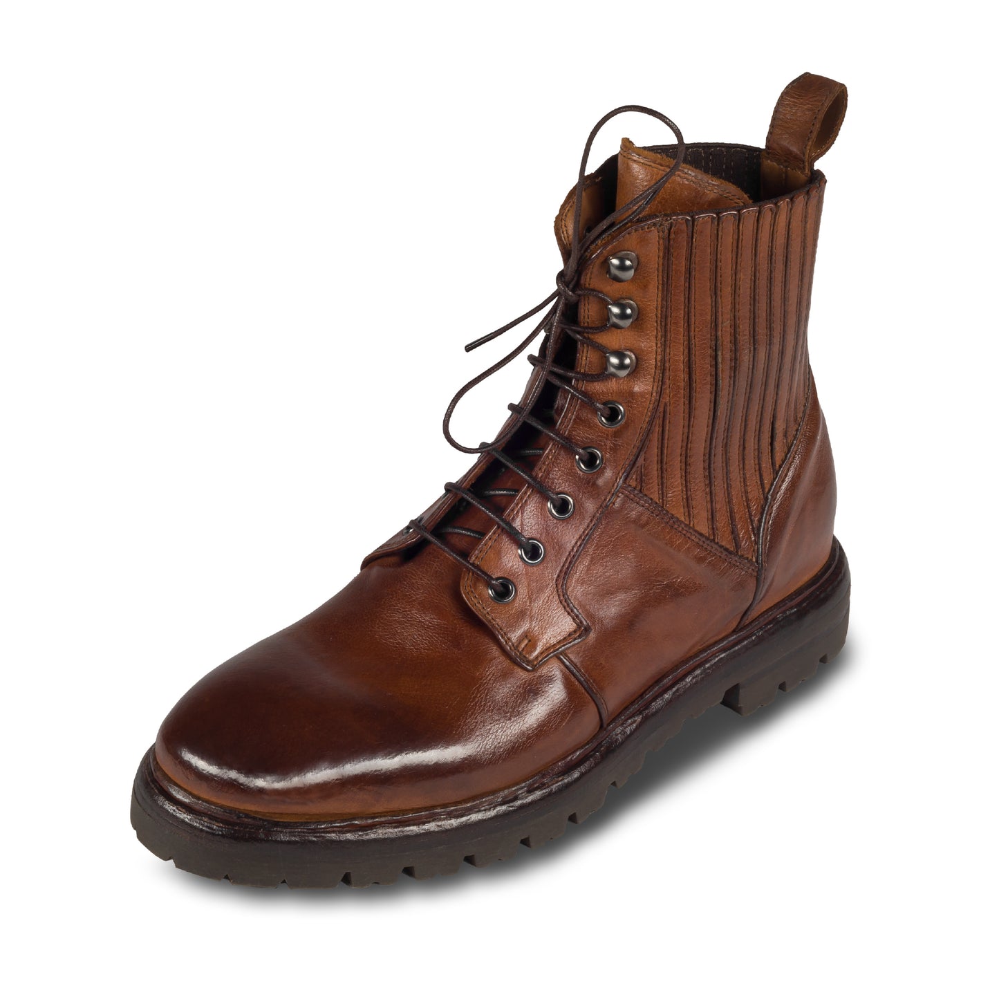 LEMARGO – Italienische Herren Schnürboots in cognac braun, mit elastischem Schaft. Aus Kalbsleder mit Gummi-Profilsohle. Handgefertigt und durchgenäht. Schräge Ansicht linker Schuh.