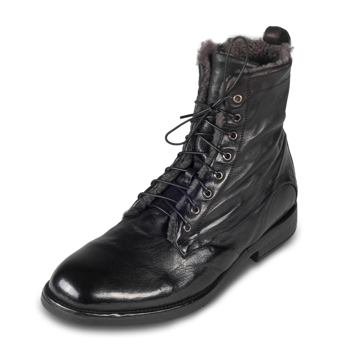 LEMARGO Herren Schnür-Boots in schwarz mit Lammfell. Kalbsleder im stone-washed-Verfahren auf used-Look bearbeitet. Mit Reißverschluß. Handgefertigt und Durchgenäht. Schräge Ansicht linker Schuh