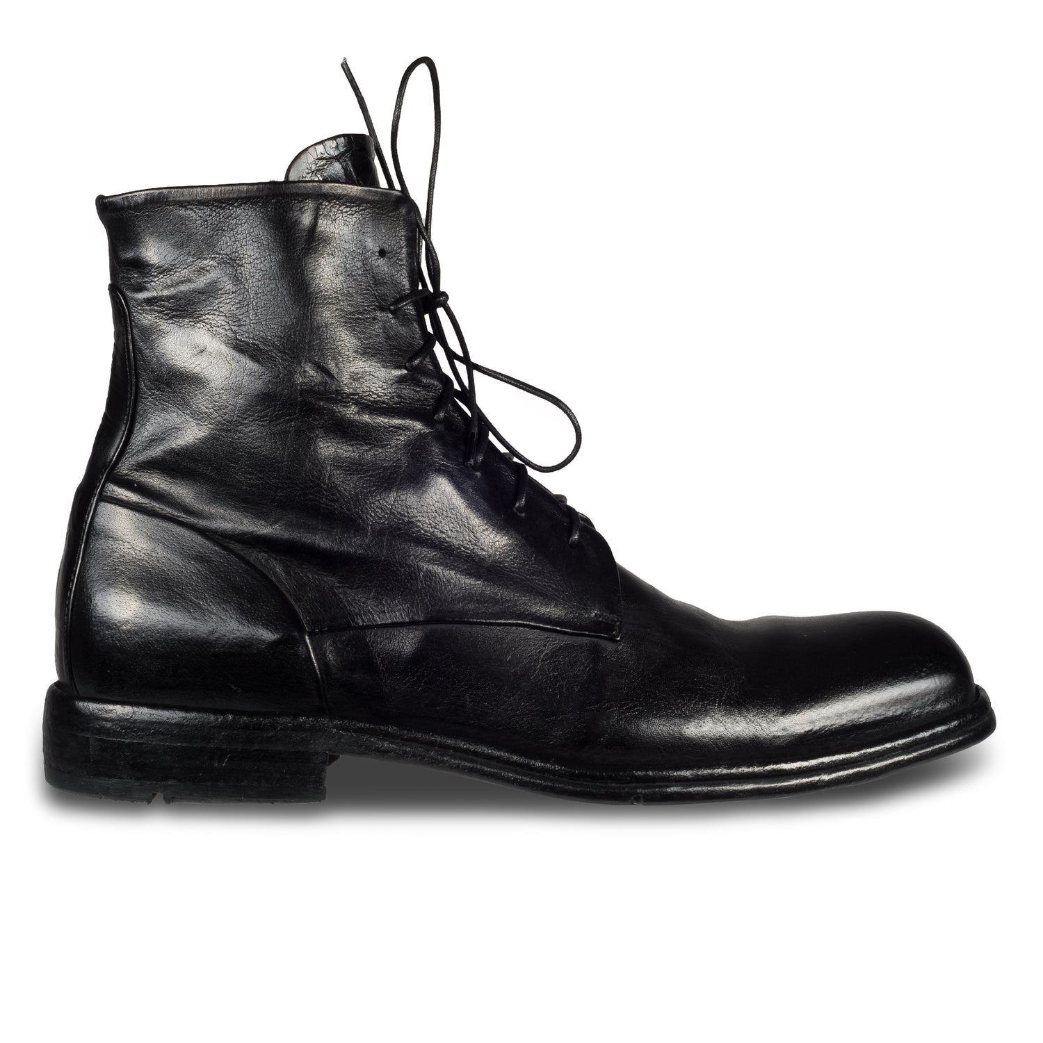 LEMARGO Herren Schnür-Boots in schwarz. Kalbsleder im stone-washed-Verfahren auf used-Look bearbeitet. Mit Reißverschluß. Handgefertigt und Durchgenäht. Ansicht der Außenseite rechter Schuh. 