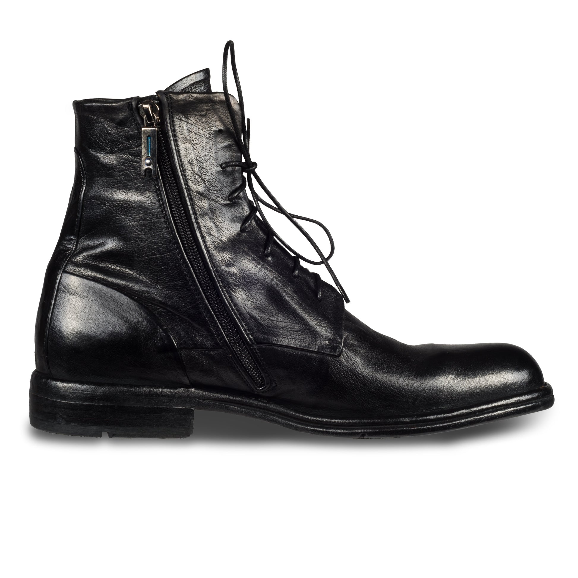LEMARGO Herren Schnür-Boots in schwarz. Kalbsleder im stone-washed-Verfahren auf used-Look bearbeitet. Mit Reißverschluß. Handgefertigt und Durchgenäht. Ansicht Innenseite linker Schuh.
