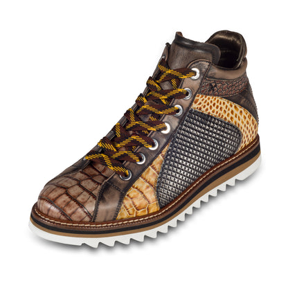 LORENZI Herren Sneaker-Stiefel / High-Top, in braun mit schwarz/weiß. In Reptiloptik und mit raffinierter Prägung und Stempelfärbung. Mit Lammfelll und Reißverschluß. Handgefertigt in Italien. Schräge Ansicht linker Schuh, Schnürsenkel gelb/braun