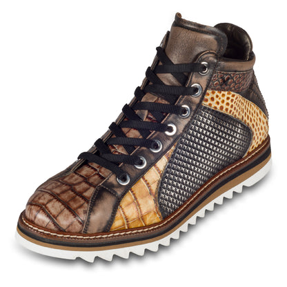 LORENZI Herren Sneaker-Stiefel / High-Top, in braun mit schwarz/weiß. In Reptiloptik und mit raffinierter Prägung und Stempelfärbung. Mit Lammfelll und Reißverschluß. Handgefertigt in Italien. Schräge Ansicht linker Schuh, Schnürsenkel schwarz