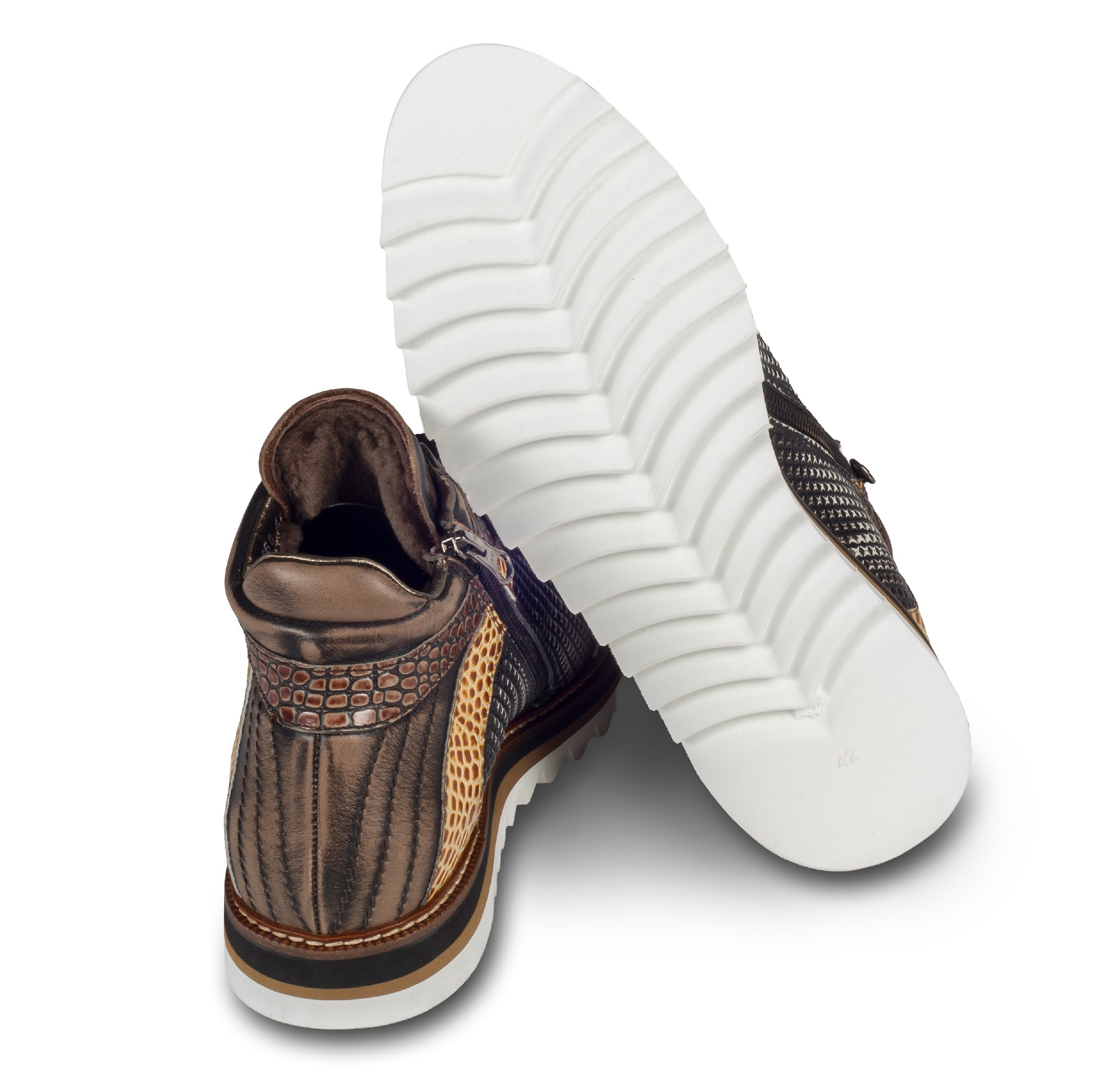 LORENZI Herren Sneaker-Stiefel / High-Top, in braun mit schwarz/weiß. In Reptiloptik und mit raffinierter Prägung und Stempelfärbung. Mit Lammfelll und Reißverschluß. Handgefertigt in Italien. Ansicht Ferse und Sohle
