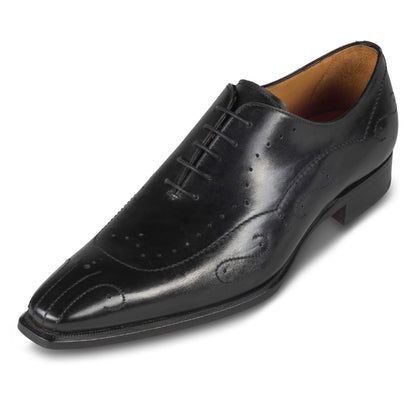 FRANCESCO BENIGNO Italienische Herren Anzugschuhe aus Kalbsleder, Onecut mit Ziernähten und Lochung, schwarz. Handgefertigt. Schräge Ansicht linker Schuh