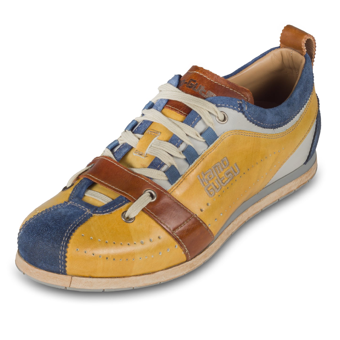 Kamo-Gutsu Sneaker Herren in eisblau mit gelb und blau (TIFO-017 cobalto ochre). Aus Kalbsleder stonewashed. Handgefertigt Made in Italy. Schräge Ansicht linker Schuh.