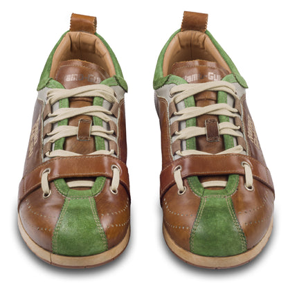 Kamo-Gutsu Sneaker Herren in Grün mit Braun (TIFO-017 prato taupe). Aus Kalbsleder stonewashed. Handgefertigt Made in Italy. Paarweise Ansicht von vorne.