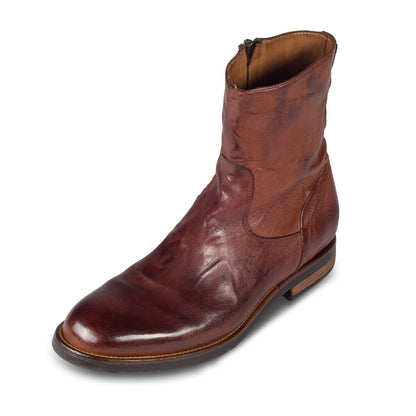 LEMARGO Herren Stiefelette in cognac braun, mit Reißverschluß. Handgefärbt und Durchgenäht, made in Italy. Ansicht linker Schuh schräg.