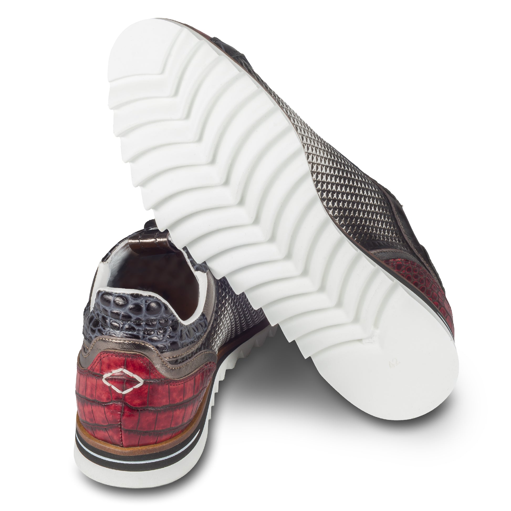 LORENZI Herren Schnürer / Sneaker in schwarz/weiß/rot mit Prägung und Kroko-Optik, handgefertigt, Kalbsleder. Ansicht Sohle und Ferse