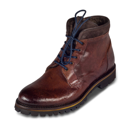 LORENZI Herren Stiefelette mit Lammfell in Braun. Aus Kalbsleder im stonewashed-Verfahren bearbeitet und  mit Reißverschluß. Wildleder am Schaft. Handgefertigt in Italien. Schräge Ansicht linker Schuh. Blaue Schnürsenkel.