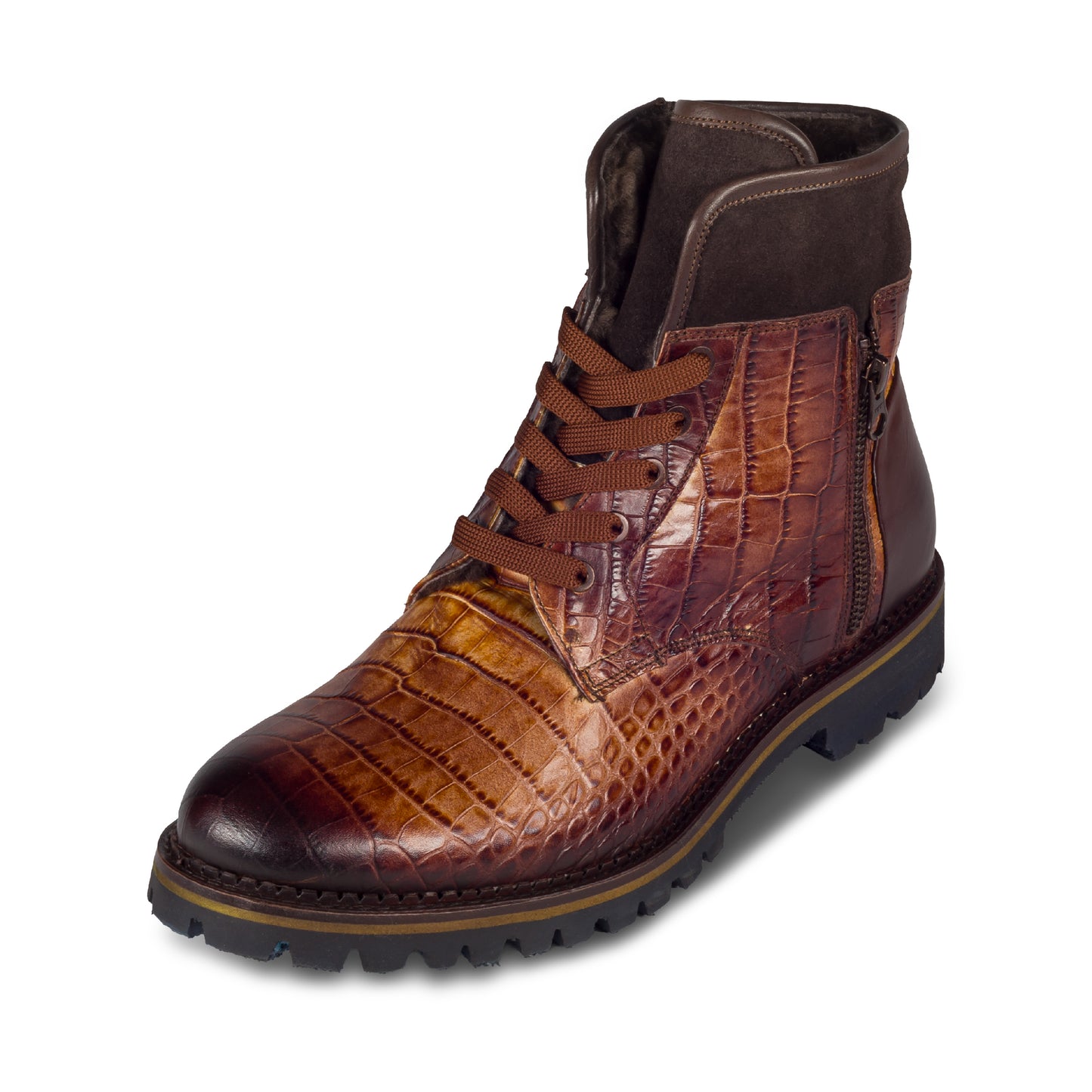 LORENZI Herren Stiefel mit Lammfell, Kalbsleder mit Kroko-Prägung und Reißverschluß. Wildleder am Schaft. Handgefertigt in Italien. Schräge Ansicht linker Schuh. Braune Schnürsenkel.