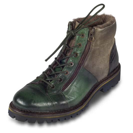 LORENZI Winterstiefelette Herren mit Lammfell & Reißverschluß, grün – Kalbsleder stonewashed. Handgefertigt / durchgenäht in Italien. Schräge Ansicht linker Schuh.