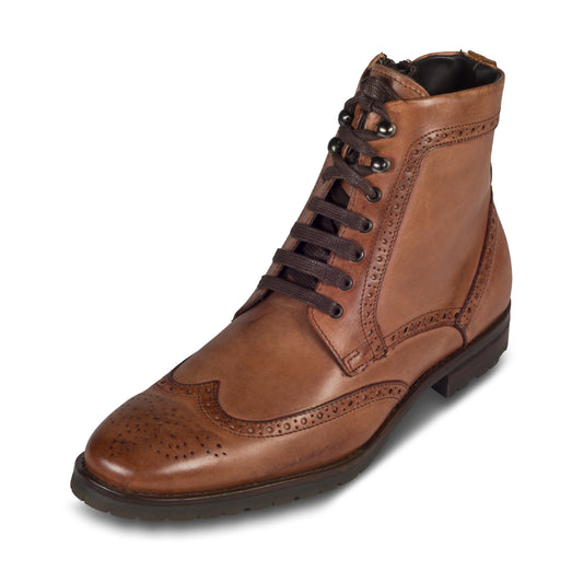 Nicola Benson Budapester-Stiefelette für Herren, cognak braun mit Reißverschluß und Warmfutter. Ansicht linker Schuh schräg