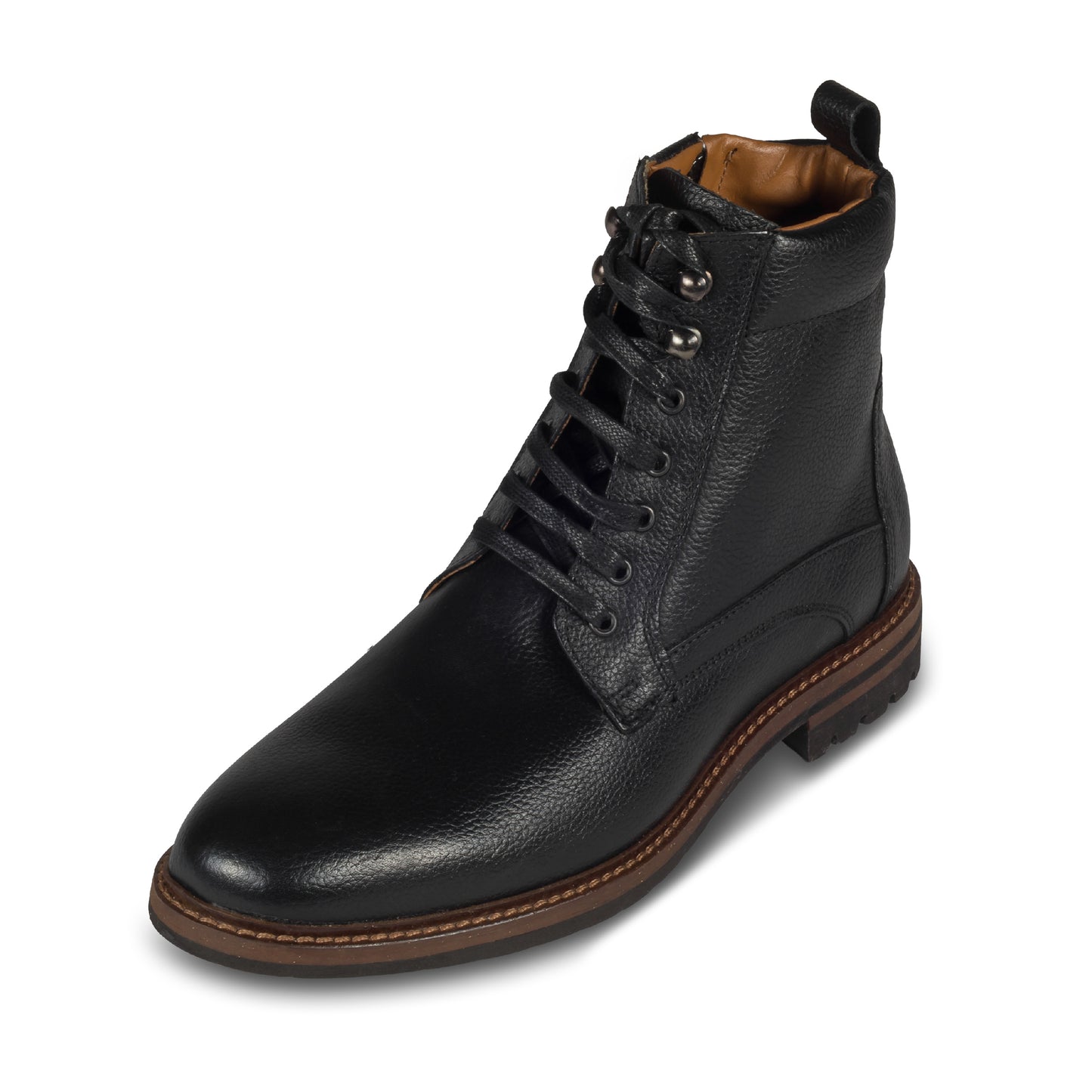 Nicola Benson Stiefelette Herren in schwarz mit Reißverschluß. Handgefertigt aus Kalbsleder, Gummiprofilsohle. Ansicht linker Schuh schräg