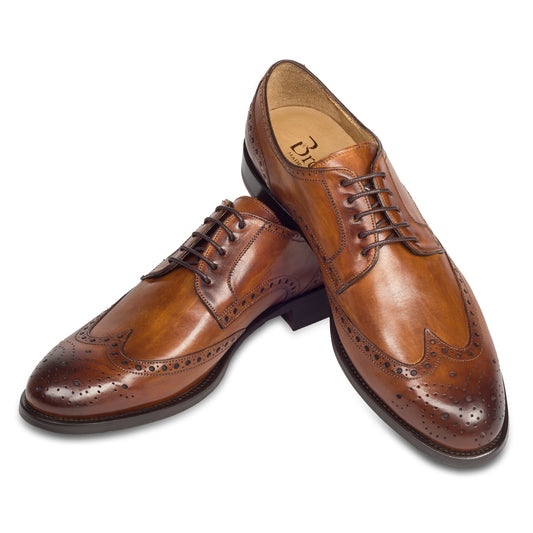 BRECOS Anzugschuhe | Full-Brogue Derby Budapester-Stil cognac braun, Kalbsleder. Ansicht paarweise gekreuzt