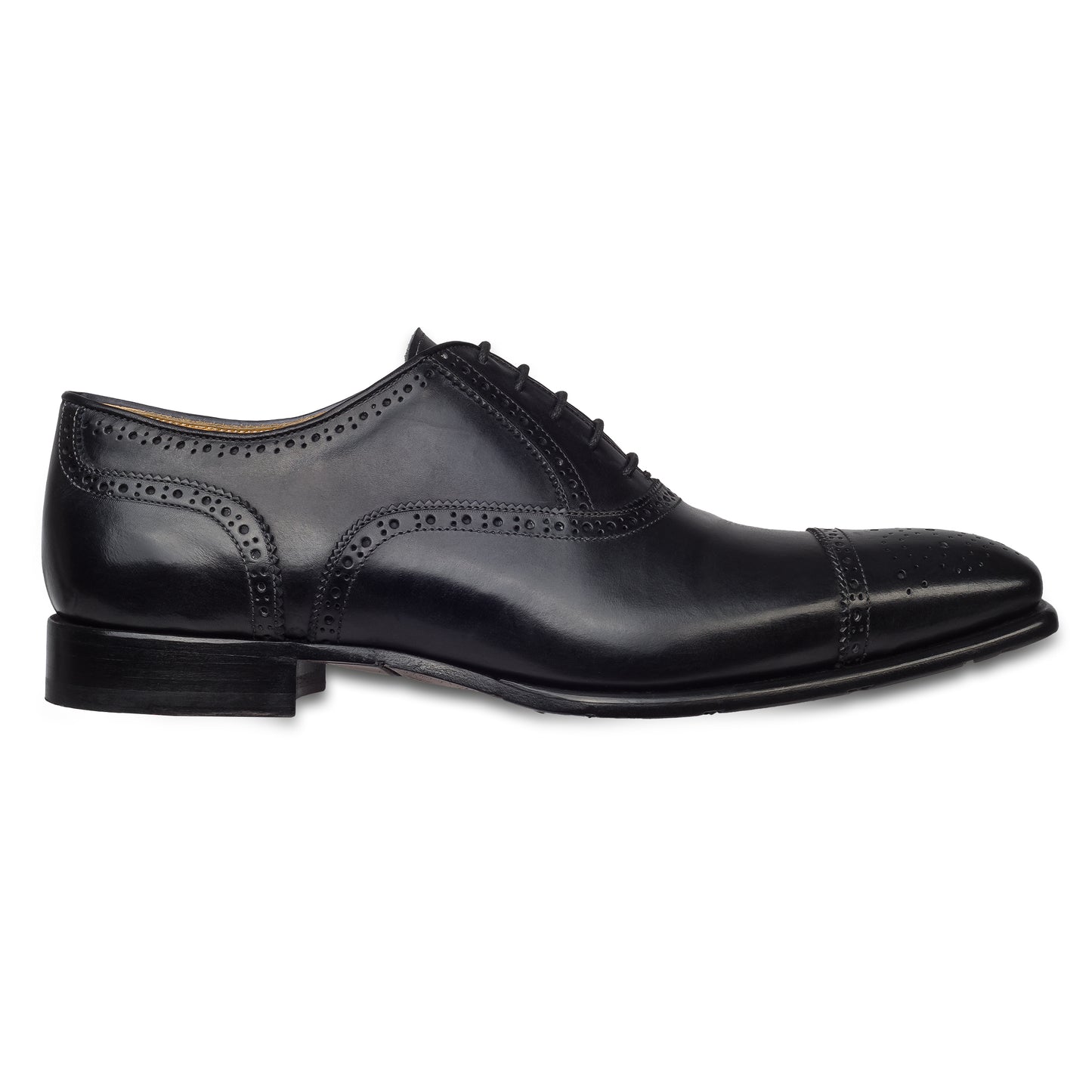 Salvatore di Esposito - Italienische Herren Anzugschuhe in schwarz, Half-Brogue Derby. Aus Kalbsleder handgefertigt und durchgenäht. Seitliche Ansicht der Außenseite rechter Schuh.