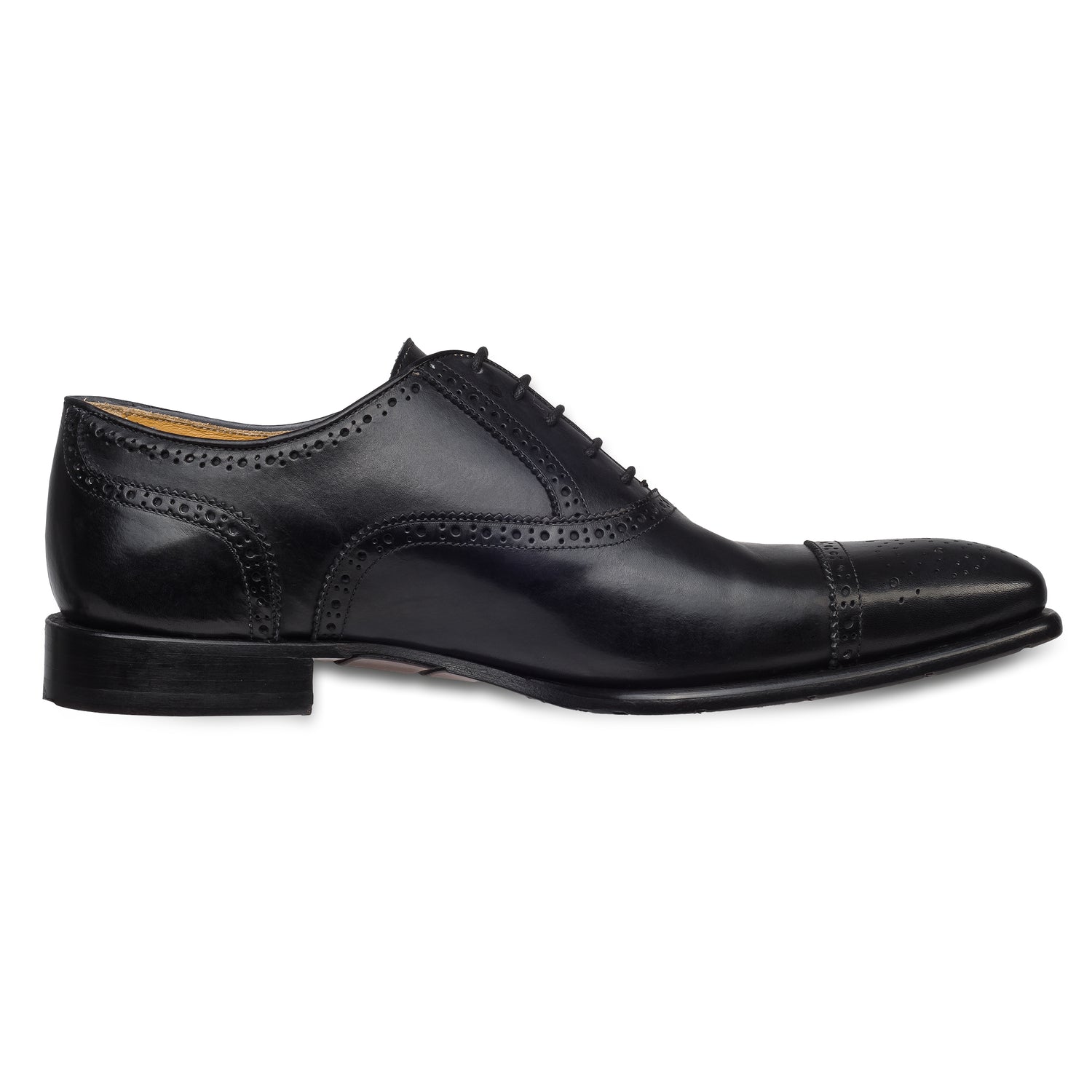 Salvatore di Esposito - Italienische Herren Anzugschuhe in schwarz, Half-Brogue Derby. Aus Kalbsleder handgefertigt und durchgenäht. Seitliche Ansicht der Innenseite linker Schuh.