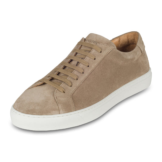 Rossano Bisconti – Italienische Herren Sneaker in beige / taupe aus Velours-Leder, mit weißer Sohle. Handgefertigt. Schräge Ansicht linker Schuh.