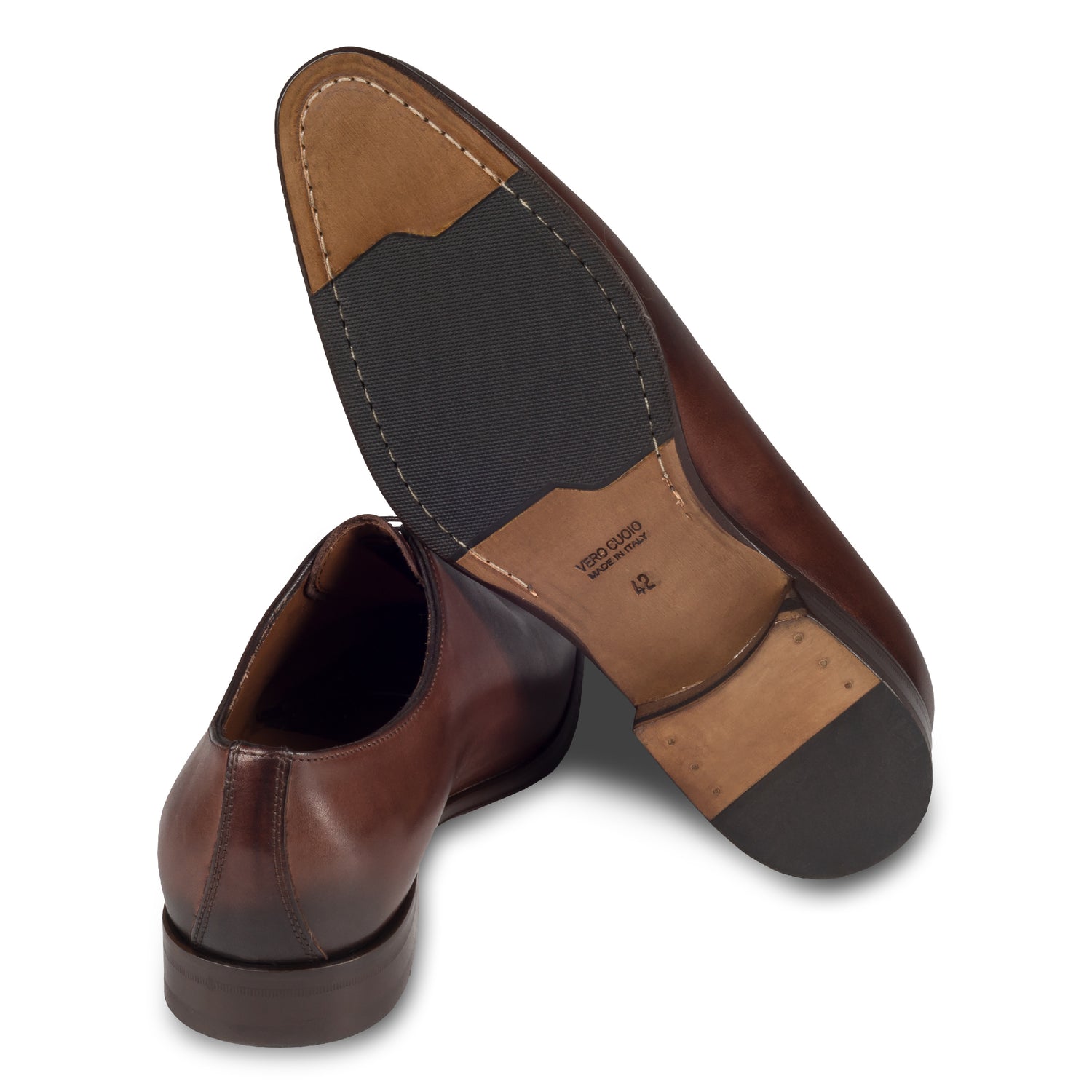 Anzugschuhe von FLECS, Onecut / Wholecut Brogue Schnürer in rotbraun/nußbraun, Durchgenäht. Ansicht der Ferse und Sohlenunterseite. Bei Sisento.