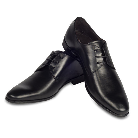 Nicola Benson Anzugschuhe Herren, Plain Derby Schnürer schwarz - Kalbsleder, handgefertigt. Made in Italy. Paarweise überkreuzt aufgestellt.